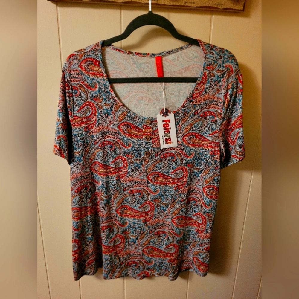 🍒NWT Paisley shirt.Size XL. Feiersi Boutique Clothing. Extra button attached.
